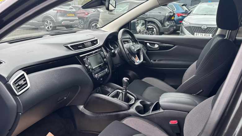 Nissan Qashqai 1.3 DiG-T N-Connecta 5dr Petrol Hatchback